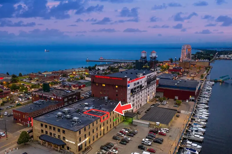 Aurora Black at The Brix in Canal Park, Duluth, photo 6